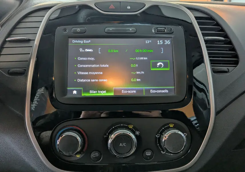 Vue rapprochée de l’écran tactile central et des commandes de climatisation du Renault Captur gris clair, version 2017.