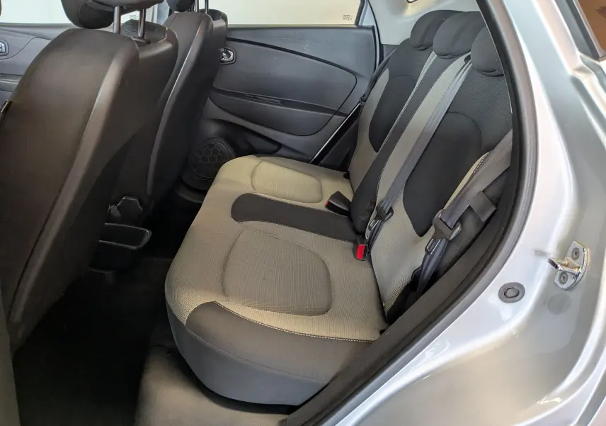 Vue intérieure côté droit des sièges arrière gris clair et noir du Renault Captur 1.5 dCi 90 Business 2017, porte ouverte.