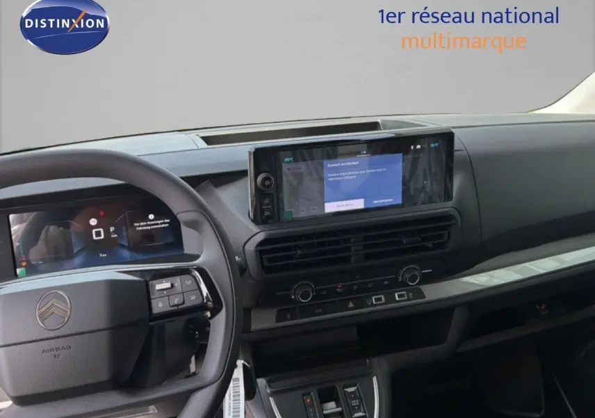 Intérieur du Citroën Jumpy blanc Kaolin, vue du tableau de bord avec écran tactile et volant multifonction.