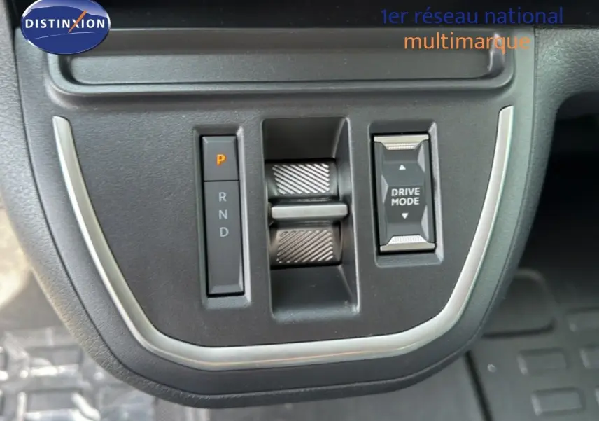 Gros plan sur la console centrale du Citroën Jumpy blanc, montrant la sélection de boîte auto et le bouton Drive Mode.