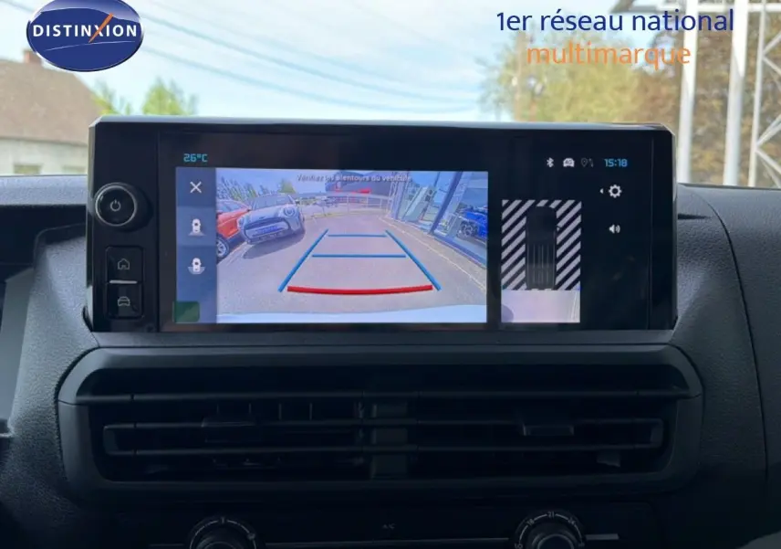 Écran tactile intérieur montrant la caméra de recul du Citroën Jumpy blanc Kaolin, avec indications de trajectoire.
