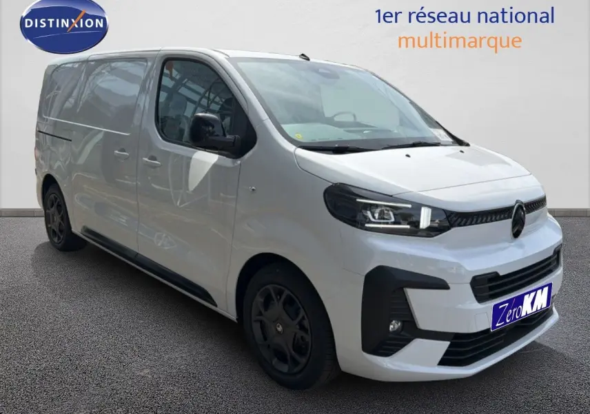 Vue 3/4 avant droit d’un Citroën Jumpy blanc Kaolin avec calandre noire et jantes foncées.