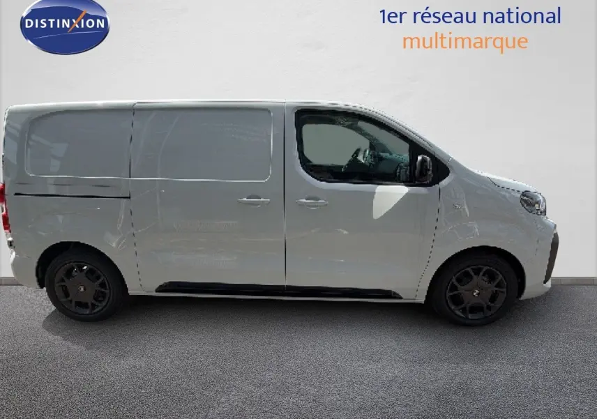 Vue latérale droite d'un Citroën Jumpy blanc Kaolin, fourgon utilitaire avec jantes noires et vitres teintées.