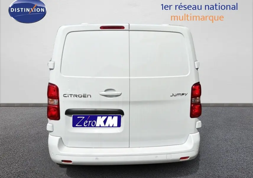 Vue arrière d’un Citroën Jumpy blanc Kaolin, fourgon utilitaire avec portes battantes fermées.