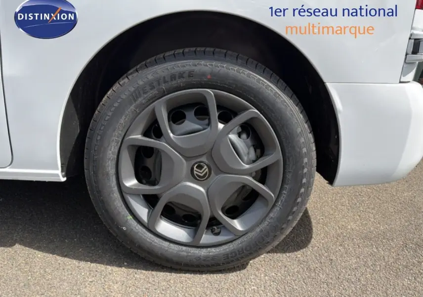 Gros plan sur la roue avant gauche du Citroën Jumpy blanc Kaolin, avec jante grise au design moderne.