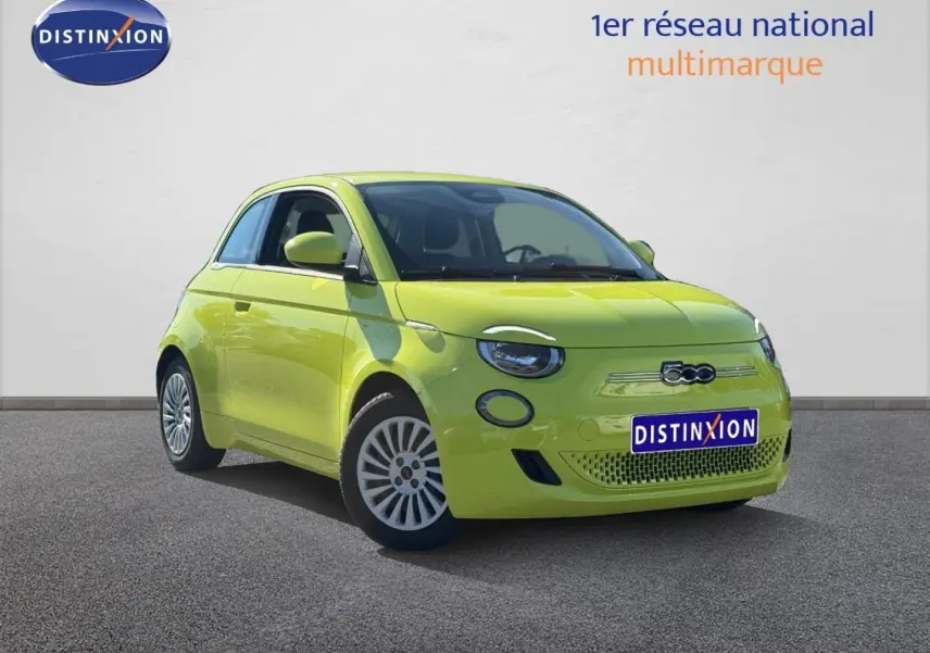 Fiat 500 électrique jaune vue 3/4 avant droit, avec jantes spécifiques et calandre épurée sans grille.
