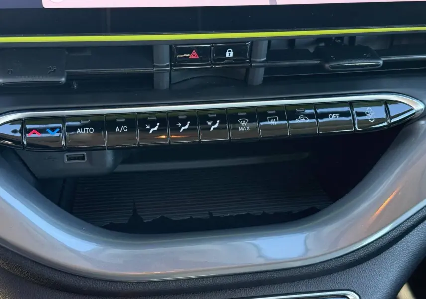 Gros plan sur la rangée de boutons de la climatisation dans l’habitacle de la Fiat 500 e 95ch MY24, finition Amalfi Yellow.