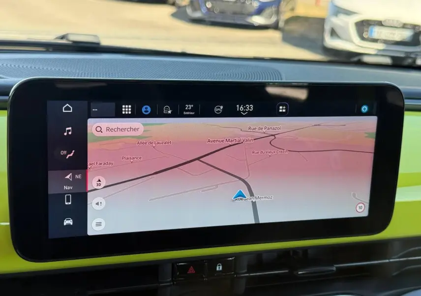 Écran tactile de navigation du tableau de bord jaune vif d'une Fiat 500 électrique e 95ch MY24.
