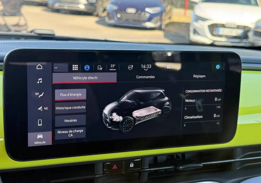 Écran tactile intérieur de la Fiat 500 e jaune montrant le flux d'énergie et la consommation instantanée.