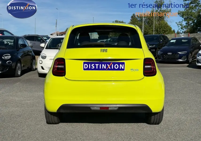 Vue arrière d'une FIAT 500 électrique jaune Amalfi, avec feux arrière LED et bouclier couleur carrosserie.