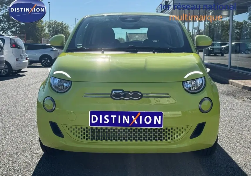 Vue avant d'une FIAT 500 électrique jaune Amalfi, avec logo 500 et phares ronds LED visibles.