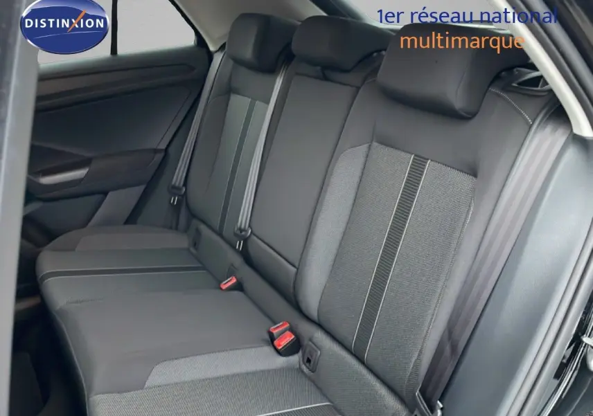 Vue intérieure des sièges arrière en tissu gris et noir du Volkswagen T-Roc 1.5 TSI 150CH DSG LIFE 30 YEARS.