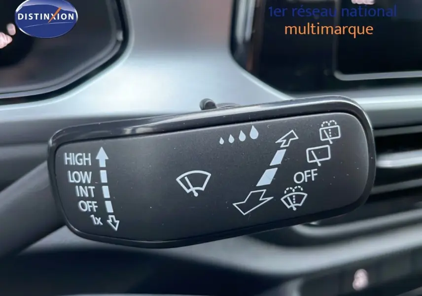 Gros plan sur la commande d’essuie-glace du Volkswagen T-Roc noir Grenadilla, intérieur visible en arrière-plan flou.