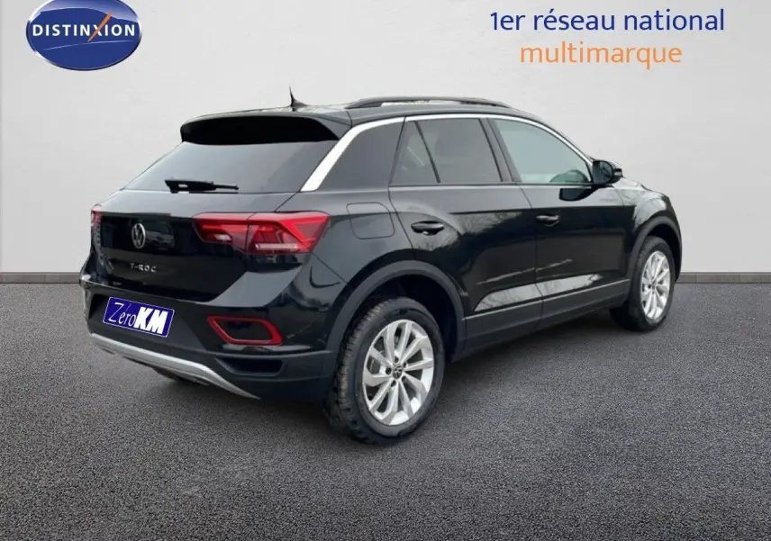 Vue 3/4 arrière droite d'un Volkswagen T-Roc noir Grenadilla métallisé avec jantes argentées et toit panoramique.