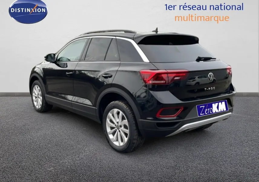 Volkswagen T-Roc noir grenadilla métal vu en 3/4 arrière droit, avec jantes argentées et feux arrière LED.