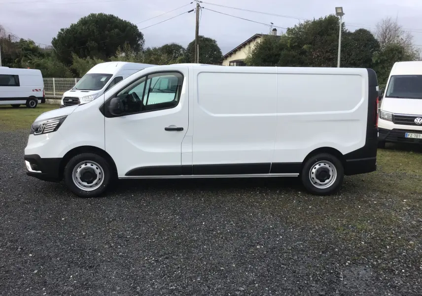 Vue de profil côté gauche d’un Renault Trafic Fourgon blanc 2025, version L2H1 avec porte latérale coulissante et jantes acier.