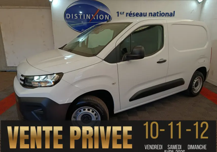 Peugeot Partner blanc en 3/4 avant droit, fourgon utilitaire avec protections noires et jantes acier simples.