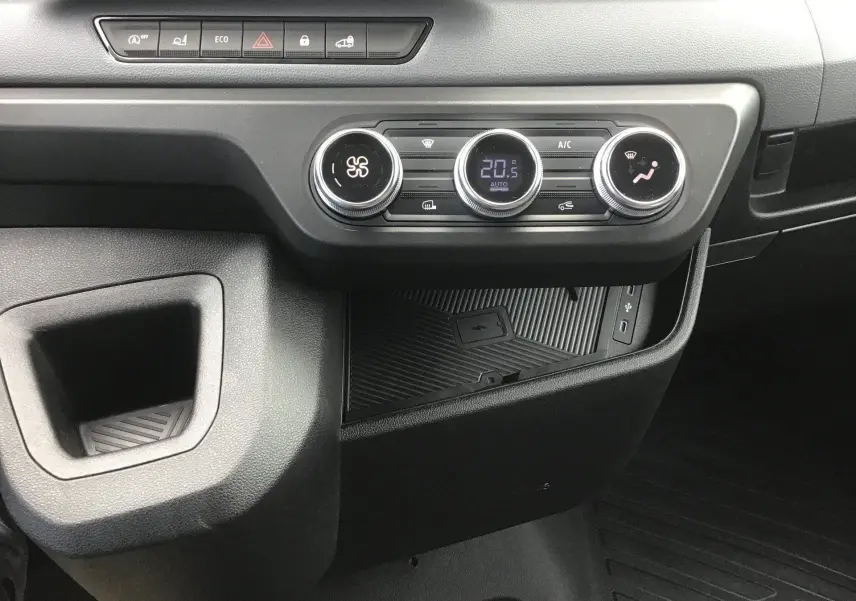 Détail du tableau de bord du Renault Master L2H2 2026 montrant les commandes de climatisation et un espace de rangement noir.