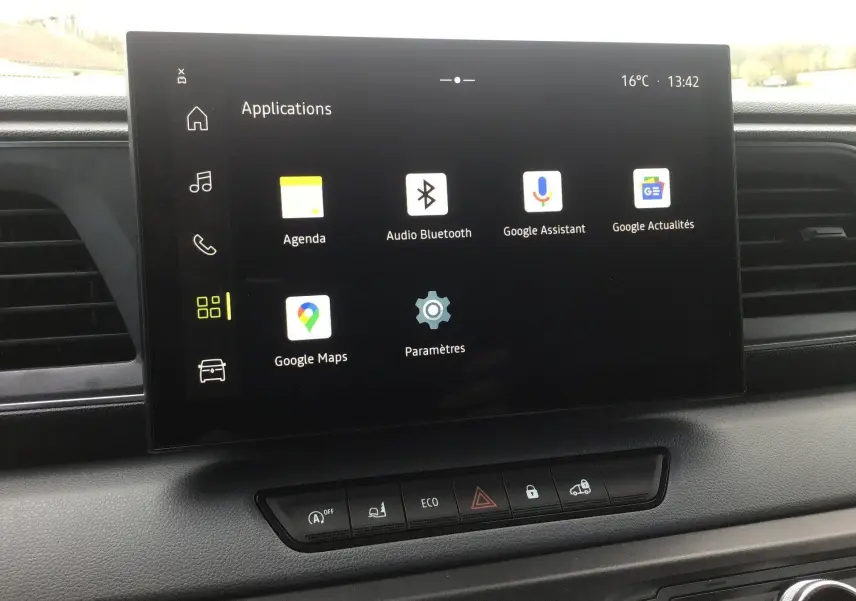 Écran tactile central du Renault Master L2H2 blanc 2026 affichant les applications Google et commandes de bord.