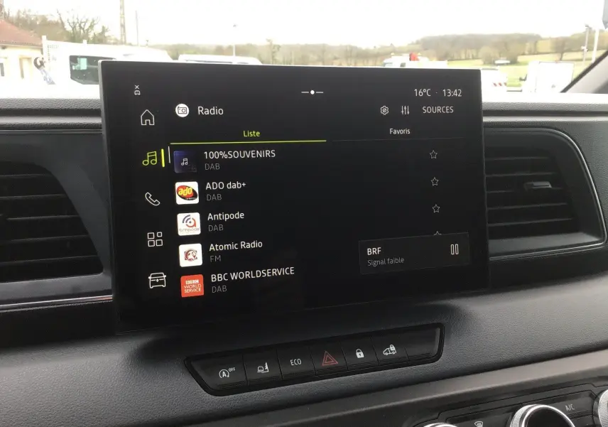 Écran tactile central du tableau de bord du Renault Master 2026 affichant les stations radio DAB, vue intérieure avant.