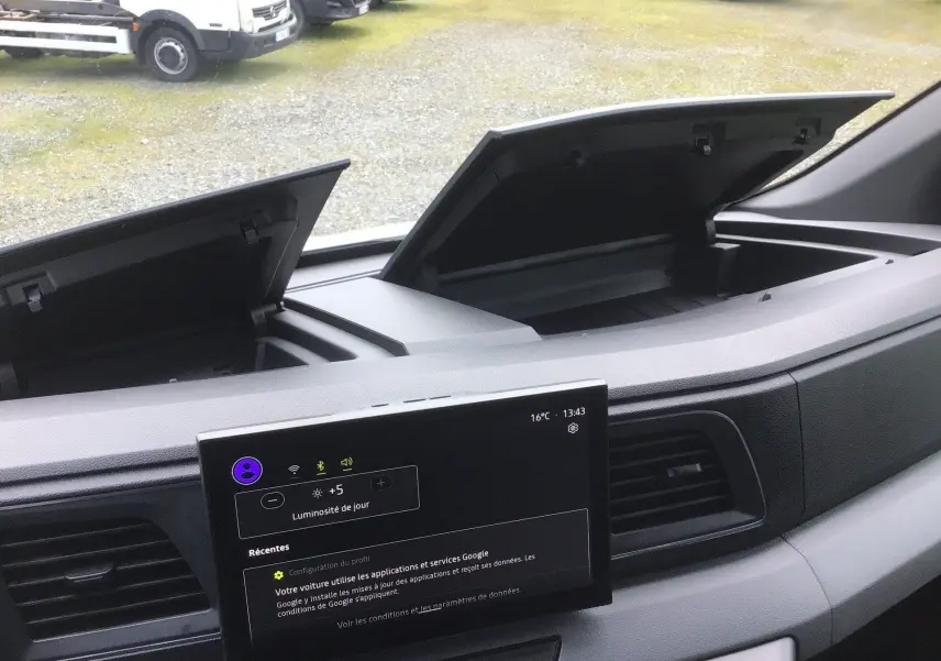Vue intérieure du tableau de bord du Renault Master blanc 2026, avec écran tactile OpenR Link 10'' et rangements ouverts.