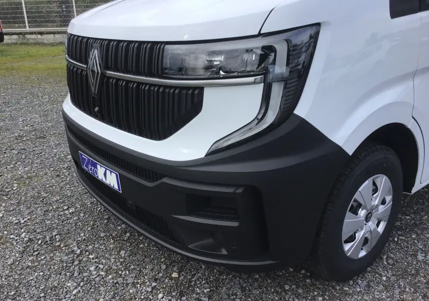 Vue de face droite du Renault Master blanc 2026 avec calandre noire verticale et pare-chocs noir mat.