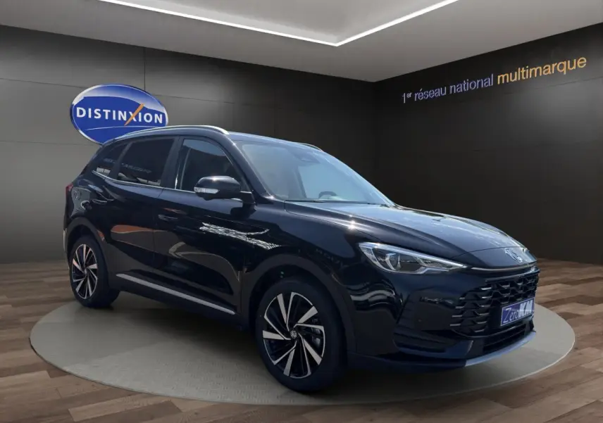 MG Motor ZS noir en vue 3/4 avant droit, avec calandre large et jantes alliage distinctives.