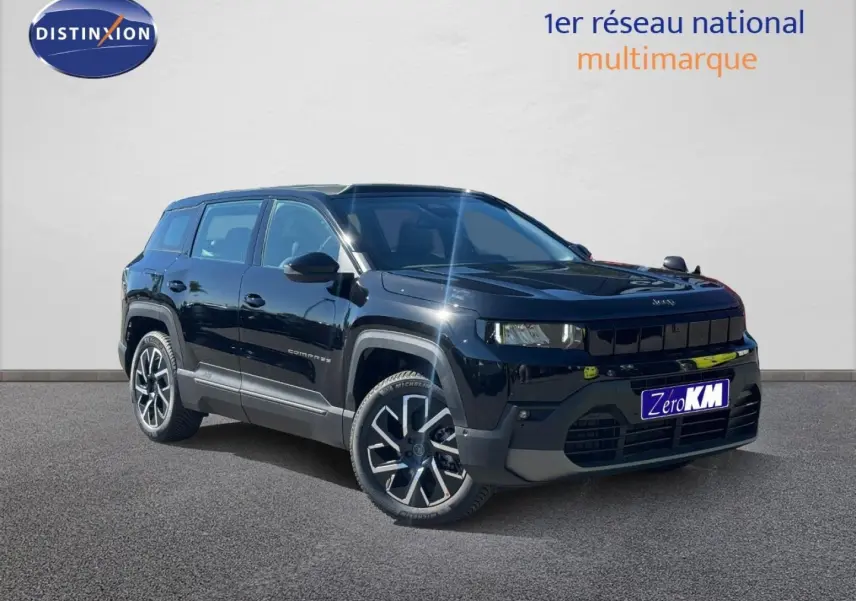 Jeep Compass Vulcano 2026 en 3/4 avant droit, peinture noire brillante avec jantes alliage distinctives.