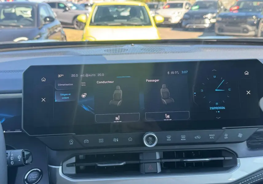 Vue rapprochée de l'écran tactile central du tableau de bord du Jeep Compass 2026, affichant les réglages des sièges chauffants.