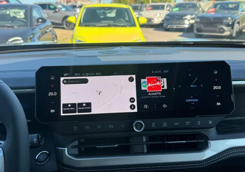 Vue intérieure du tableau de bord du Jeep Compass 2026 avec écran tactile multifonction et commandes climatisation visibles.