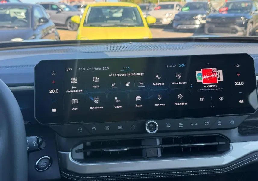Vue intérieure du tableau de bord du Jeep Compass 2026 avec écran tactile multifonction et commandes climatisation.