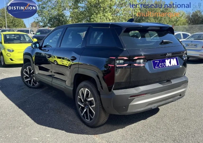 Jeep Compass Vulcano 2026 en 3/4 arrière droit, avec feux LED et jantes alliage distinctives.