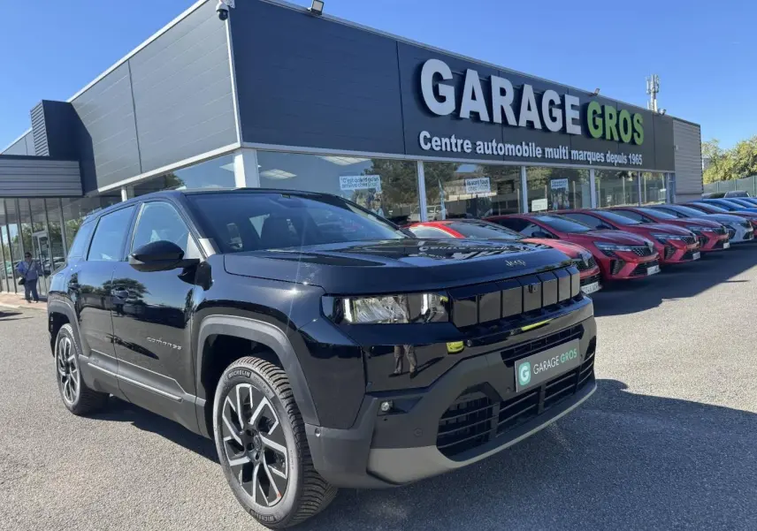 Jeep Compass 2026 Vulcano vue 3/4 avant droit, avec calandre noire et jantes alliage distinctives.