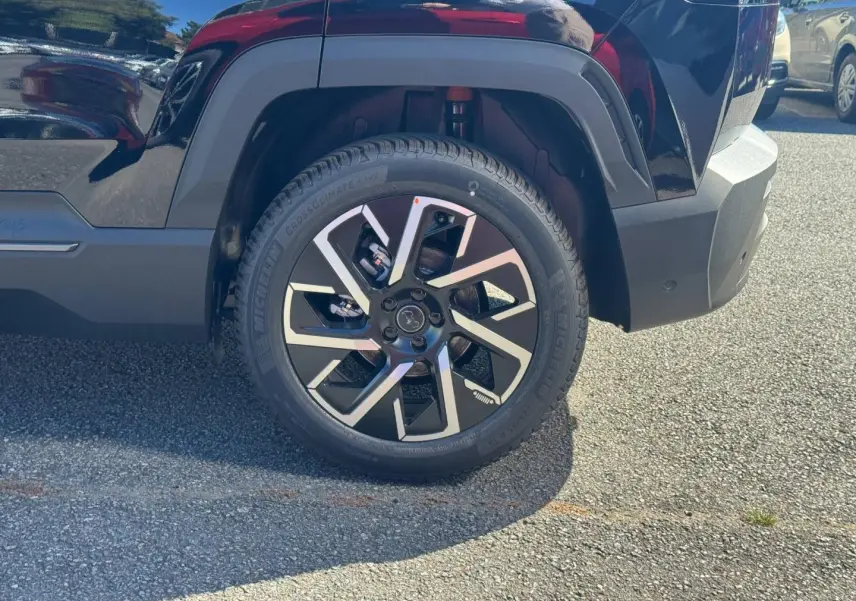 Gros plan sur la roue arrière droite du Jeep Compass Vulcano 2026, mettant en valeur la jante alu au design moderne.
