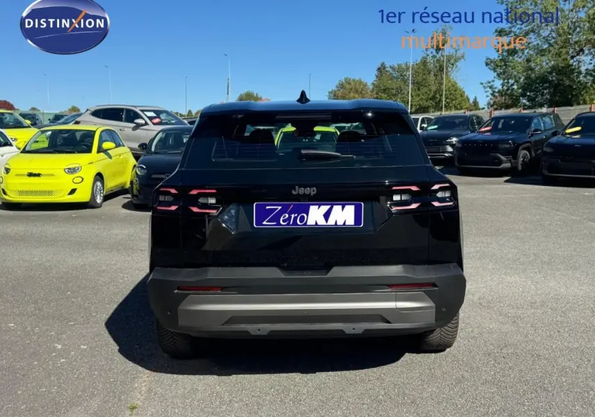 Vue arrière d'un Jeep Compass 2026 noir Vulcano, avec feux arrière LED et bouclier gris contrastant.