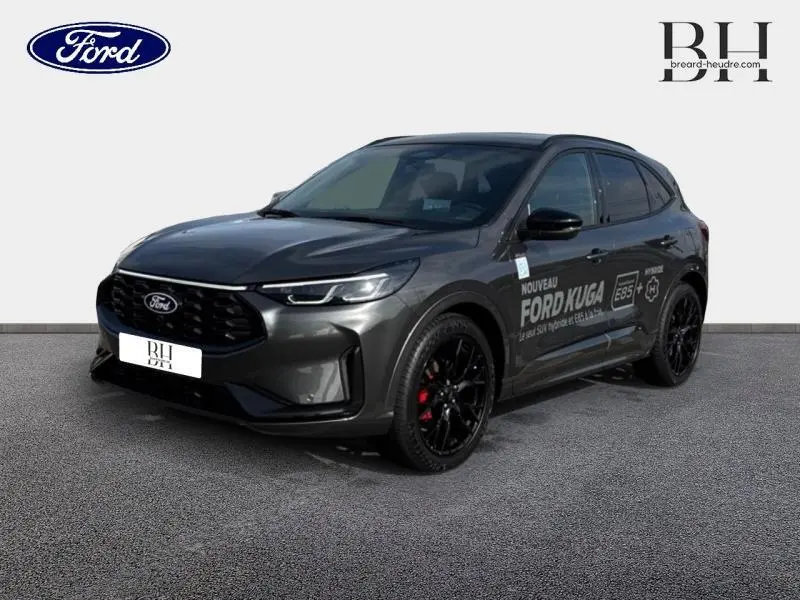 Vue 3/4 avant droit d'un Ford Kuga 2025 gris métallisé avec jantes noires et marquages publicitaires sur la porte.