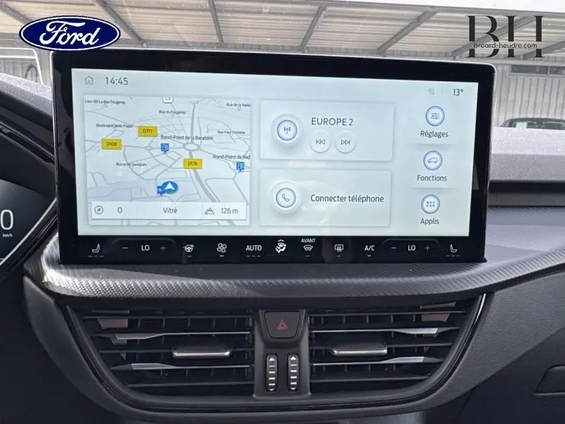 Écran tactile central du Ford Kuga 2025 affichant navigation et commandes multimédia dans un intérieur moderne noir.
