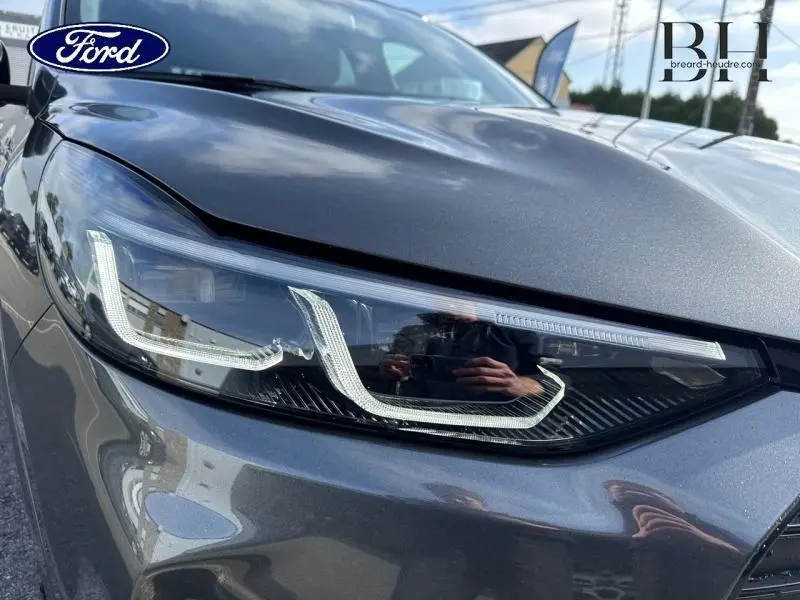 Gros plan sur le projecteur Dynamic Matrix LED avant gauche du Ford Kuga gris Magnetic Fashion Métallisée 2025.