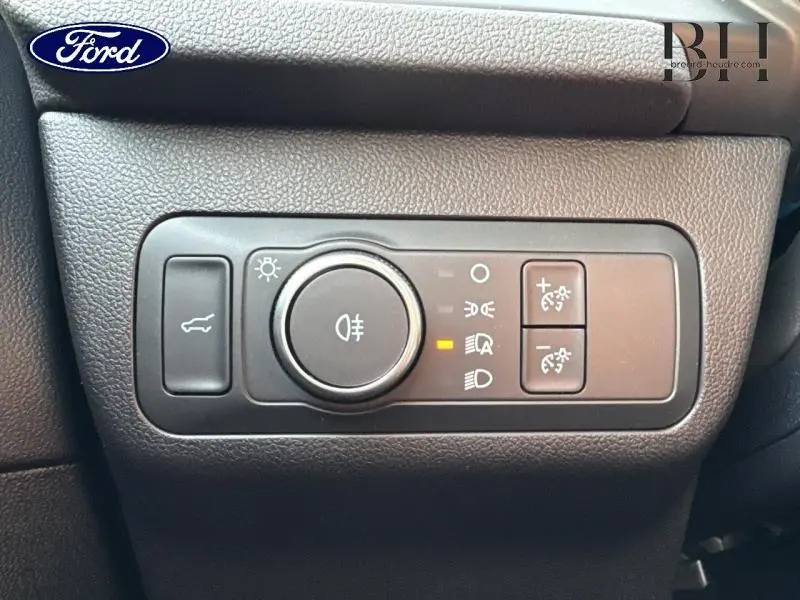 Gros plan sur les commandes d'éclairage intérieures du Ford Kuga 2025, finition ST-Line X en Gris Magnetic Fashion Métallisée.