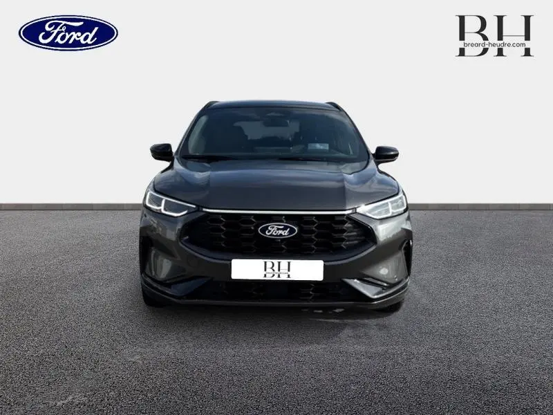 Vue frontale d'un Ford Kuga 2025 gris Magnetic Fashion Métallisée avec calandre noire et projecteurs LED Matrix.