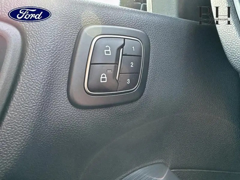 Gros plan sur les boutons de verrouillage et mémorisation des sièges noirs à l'intérieur du Ford Kuga gris Magnetic 2025.