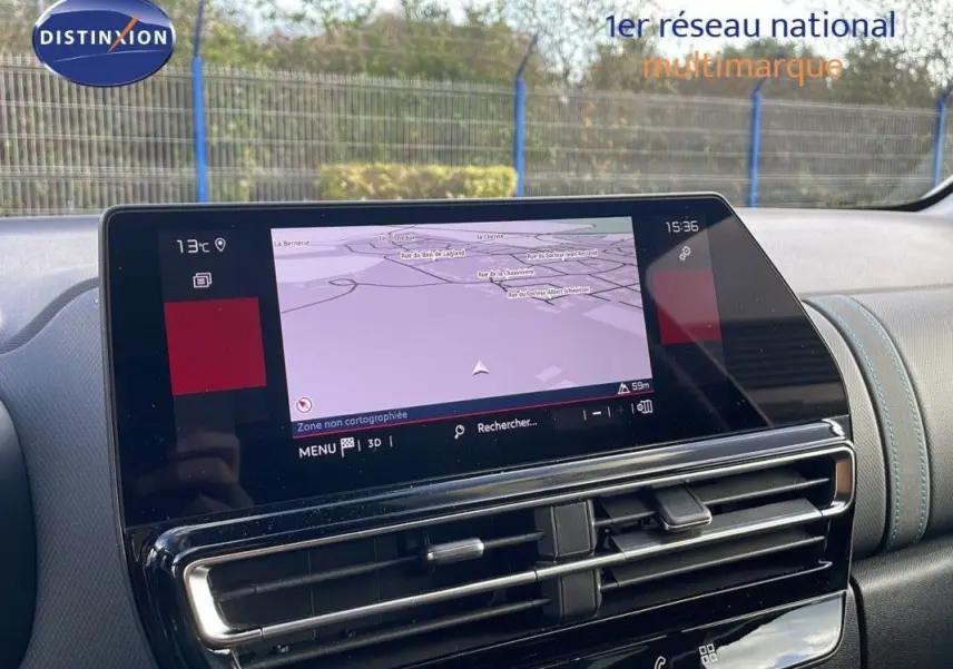 Écran tactile central avec navigation affichée dans l'habitacle du Citroën C5 Aircross bleu Eclipse Metal, vue de face.