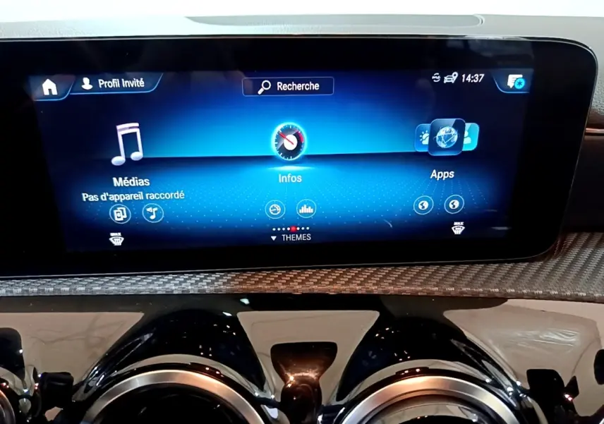 Écran tactile central du tableau de bord de la Mercedes Classe A 180 d Business Line 2021, ambiance intérieure noire.