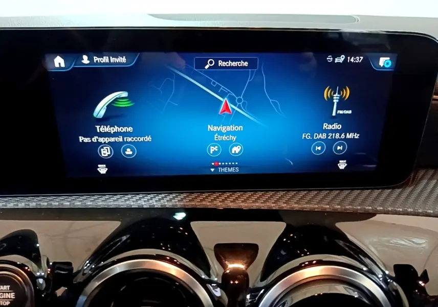 Écran tactile central du tableau de bord de la Mercedes Classe A 180 d Business Line 2021 avec navigation affichée.