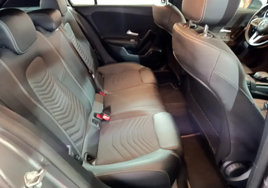 Vue intérieure côté arrière droit montrant la banquette noire en cuir et tissu de la Mercedes Classe A A 180 d Business Line 2021.