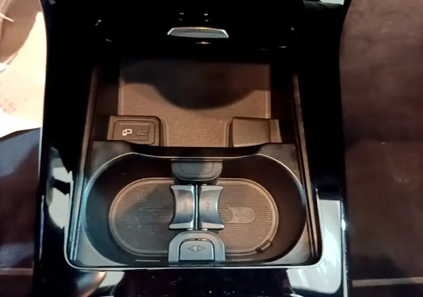 Vue plongeante sur le porte-gobelets noir brillant de la Mercedes Classe A 180 d Business Line 2021.