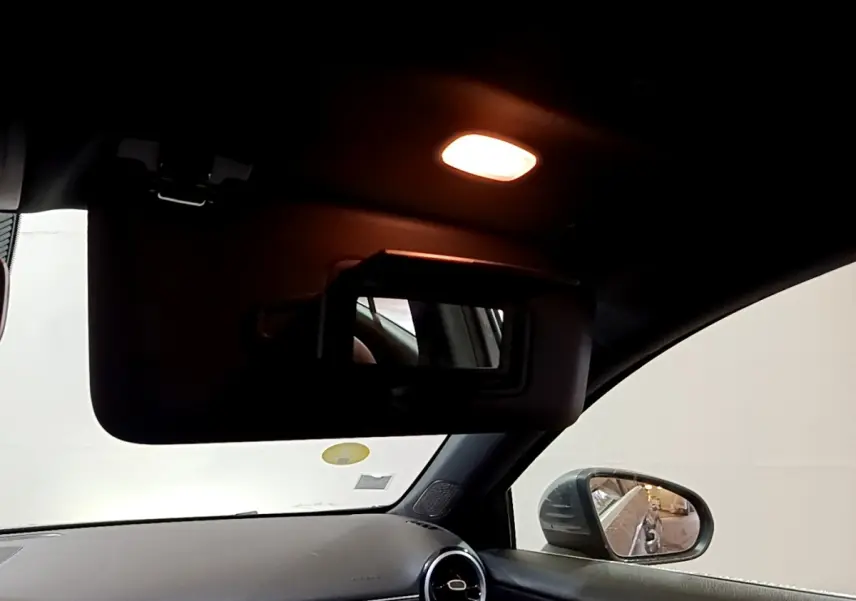 Intérieur de la Mercedes Classe A 180 d Business Line 2021, vue côté droit sur pare-soleil avec miroir et rétroviseur extérieur.