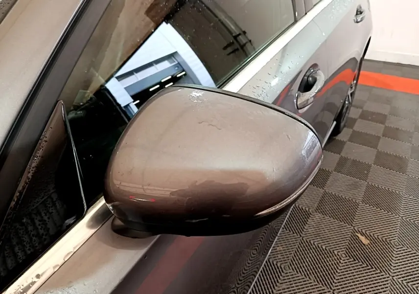 Rétroviseur gris foncé côté gauche d’une Mercedes Classe A 180 d Business Line 2021, avec porte et poignée visibles.