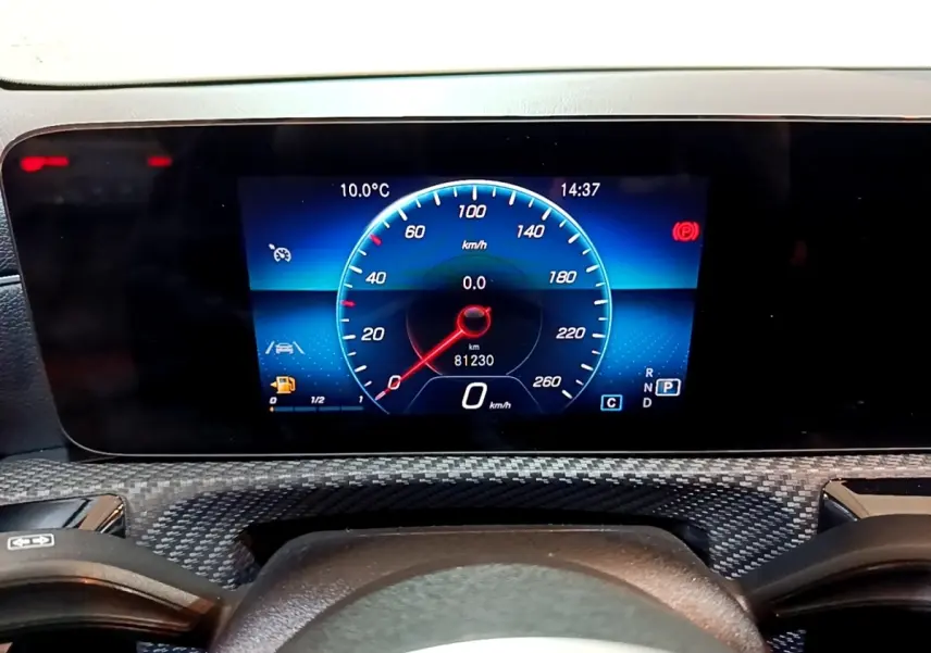 Vue rapprochée du tableau de bord numérique de la Mercedes Classe A 180 d Business Line avec affichage vitesse et jauge carburant.