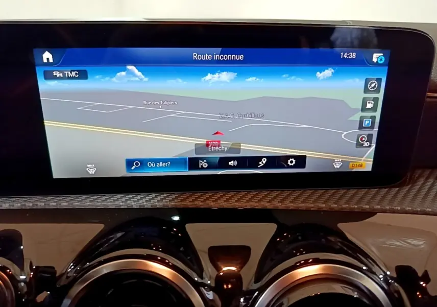 Écran tactile de navigation 10,3 pouces dans le tableau de bord d'une Mercedes Classe A gris foncé, vue intérieure.